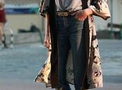 Kimono, jeans cortados camiseta gris.