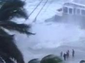 Rescatistas intentan salvar personas embarcación playa Moreno (Video)