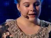 niña brazos toca piano canta celestialmente