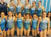 chicas C.W. Hermanas lanzan agua