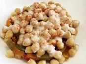 Ensalada garbanzos salsa queso pimientos