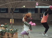 vídeo lleno gatitos rosas para concienciar sobre excesivo móvil coche