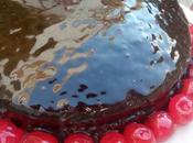 Bizcocho chocolate relleno mermelada, glaseado caramelo chocolateado