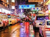 Calles mojadas Hong Kong autobuses amarillos aparcados