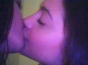 Vanessa Hudgens besa otra chica