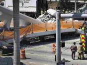 Puente peatonal derrumba área Miami, matando hiriendo varios