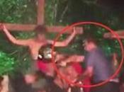 Hombre interrumpe escena crucifixión para "salvar Jesús"