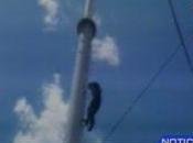 Estudiantes cambian bandera Nicaragua rotonda Rubén Darío como señal estado emergencia