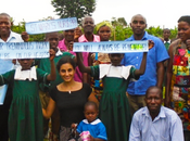 Chilena Camila Valdivia realizó exitosa campaña para mejorar condiciones escuela Uganda