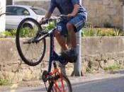 Para ciclistas temerarios peatones distraídos