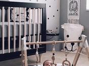 Decora vinilo topos habitación infantil.