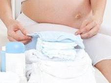 ¿Qué debe llevar canastilla bebé para hospital?