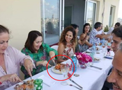 Captan cámaras Mariela Castro disfrutando comiendo langosta frente