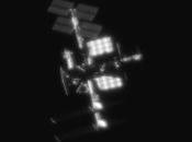 astroanuta realizando paseo espacial visto desde tierra