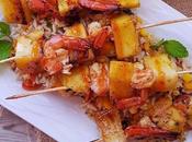 Brochetas piña langostinos
