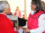 Apoya adultos mayores aparatos auditivos