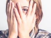 niño tímido. Actitud padres hijos tímidos