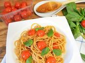 Espaguetis integrales tomates cherry albahaca