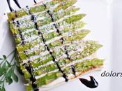 Tostadas espárragos verdes polvo parmesano