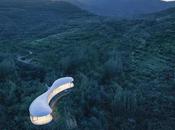 Nube flotando sobre montañas