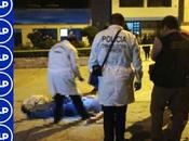 Empuñan arma, apuntan, disparan huyen...