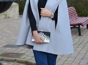 Capa gris cuello plumas