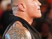 Randy Orton miró