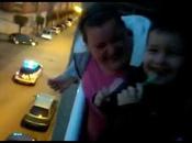 ¡Felicidades Bruno! emotivo gesto Policía Municipal Ponferrada niño asomado ventana
