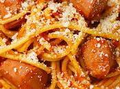 Espaguetis tomate, salchichas queso