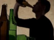 Beber alcohol cura previene coronavirus, advierte Salud Pública.
