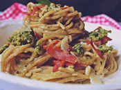 Espaguettis pesto guisantes bacon