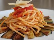 Pasta pici toscani berenjena salsa tomate