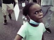 Justice, Peace': pequeña niña encabeza protestas BlackLivesMatter ahora simbolo lucha