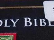 Librería vende Biblias etiquetadas como libro ficción
