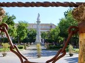 Monumento Inmaculada Concepción visto través cadenas Archivo Indias.