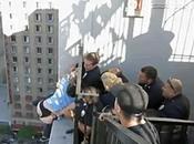 policía salva vida suicida sujetándole calzoncillos