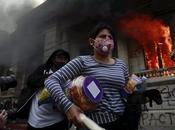 Incendiaron edificio Congreso Guatemala, pidiendo renuncia presidente República.