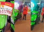 Mujer encadena para vendan motocicleta pesos