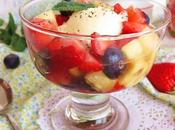 Copa colorida frutas almíbar vino helado vainilla