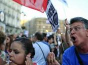 manifestante contra gasto público visita Papa España chilla peregrina reza Puerta