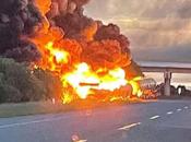 Pipa gasolina vuelca explota Villa Arriaga