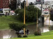 Automóvil queda sumergido rotonda Plaza Luis
