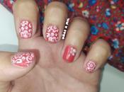 Diseño uñas naranja coral flores blancas