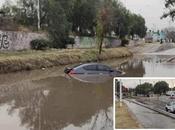 Vehículo queda atrapado agua bulevar Españita