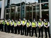 Manifestantes antivacunas contra Covid-19 irrumpen sede canal televisivo Londres