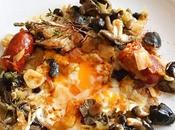Setas tocino huevos