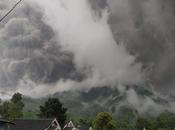 Indonesia: Habitantes huyen erupción volcán Semeru