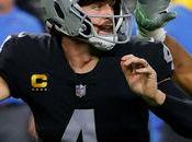 Derek Carr firma extensión Raiders