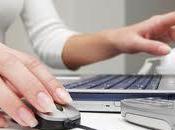 Después trabajar ordenador, estira manos