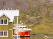 Viaje carretera través costa ártica Islandia